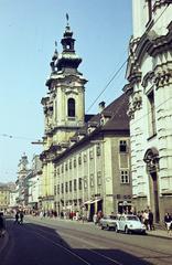 Ausztria, Linz, Landstraße, jobbra a Karmelitenkirche, szemben a Mihály arkangyal tiszteletére felszentelt Ursulinenkirche, távolabb az Alter Dom / Ignatiuskirche tornya látható., 1965, Szomolányi József, színes, templom, Fortepan #302801