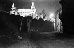 Magyarország, Budapest I., Hunyadi János út - Donáti utca sarok a Jezsuita (Halász) lépcsővel, háttérben a Halászbástya., 1959, Fortepan, utcakép, éjszaka, buszmegálló, lámpaoszlop, díszkivilágítás, Budapest, Fortepan #30289