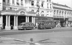 Magyarország, Debrecen, Piac utca (Vörös Hadsereg útja), Aranybika Szálloda., 1966, Urbán Tamás, kirakat, autóbusz, szálloda, neon felirat, Art Nouveau, Hajós Alfréd-terv, Fortepan #30327