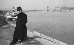 Hungary, Budapest I., budai alsó rakpart, József Főherczeg (későbbi Dömös) oldalkerekes gőzhajó., 1936, Urbán gyűjtemény, ship, Hungarian Railways, uniform, cityscape, wharf, steamboat, parliament, Danube, Dömös/József főherceg ship, mooring bollard, Budapest, suspension bridge, William Tierney Clark-design, Fortepan #30333