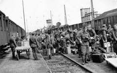 Hungary, Hegyeshalom, vasútállomás, frontra induló katonák., 1941, Székely Márton, railway, rail signal, second World War, water tower, Fortepan #30338