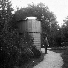 A felvétel 1900 előtt készült. A kép forrását kérjük így adja meg: Fortepan / MMKM. Levéltári jelzet: MMKM TTFGY 2019.1., 1900, Magyar Műszaki és Közlekedési Múzeum / Eötvös Loránd, Eötvös Loránd, Fortepan #303394