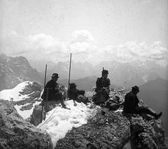 A felvétel 1900 előtt készült. A kép forrását kérjük így adja meg: Fortepan / MMKM. Levéltári jelzet: MMKM TTFGY 2019.1., 1900, Magyar Műszaki és Közlekedési Múzeum / Eötvös Loránd, Eötvös Loránd, Fortepan #303397