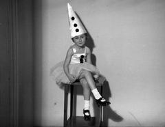 1939, Inkey Tibor, Best of, leg over leg, half-smile, clown, costume, girl, Fortepan #303697