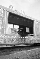 Magyarország, Dunakeszi, a Szent Jobbot szállító szerelvény, az Aranyvonat díszkocsija a MÁV Dunakeszi Főműhelyének nagycsarnoka előtt., 1938, Inkey Tibor, Fortepan #303936