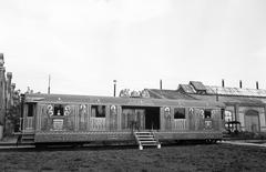 Magyarország, Dunakeszi, a Szent Jobbot szállító szerelvény, az Aranyvonat díszkocsija a MÁV Dunakeszi Főműhelyének nagycsarnoka előtt., 1938, Inkey Tibor, Fortepan #303937