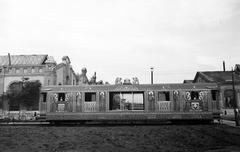 Magyarország, Dunakeszi, a Szent Jobbot szállító szerelvény, az Aranyvonat díszkocsija a MÁV Dunakeszi Főműhelyének nagycsarnoka előtt., 1938, Inkey Tibor, Fortepan #303939