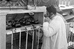 Magyarország, Budapest XIV., Hősök tere, Eucharisztikus Világkongresszus, telefonközpont a Millenniumi emlékmű talapzatánál., 1938, Inkey Tibor, Budapest, Fortepan #303940