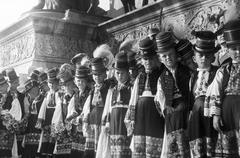 Magyarország, Budapest XIV., Hősök tere, Eucharisztikus Világkongresszus, fiúk matyó népviseletben a Millenniumi emlékmű talapzatánál., 1938, Inkey Tibor, Budapest, Fortepan #303941