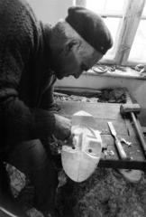 Hungary, Mohács, Kalkán Mátyás busómaszk-készítő., 1981, Szebeni András, woodcarving, Fortepan #304043