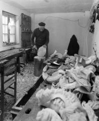 Hungary, Mohács, Kalkán Mátyás busómaszk-készítő., 1981, Szebeni András, extinct crafts, carver, workshop, Fortepan #304047