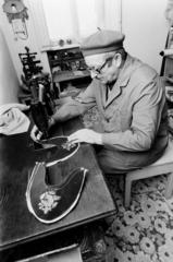 Magyarország, 1981, Szebeni András, kihalt mesterség, varrógép, cipész, papucs, Singer-márka, Fortepan #304076