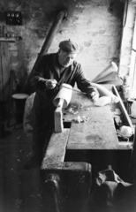 Magyarország, Pápa, Berta Kálmán kaptafa készítő mester., 1981, Szebeni András, kihalt mesterség, műhely, Fortepan #304088