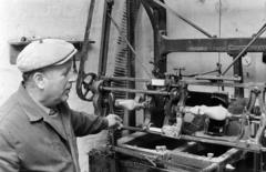 Magyarország, Pápa, Berta Kálmán kaptafa készítő mester., 1981, Szebeni András, szerszámgép, kaptafa, Fortepan #304090