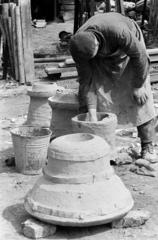 Magyarország, Őrbottyán, Gombos Lajos harangöntő mester műhelye., 1981, Szebeni András, fazekas, agyag, Fortepan #304100