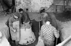 Magyarország, Őrbottyán, Gombos Lajos harangöntő mester műhelye., 1981, Szebeni András, agyag, Fortepan #304101