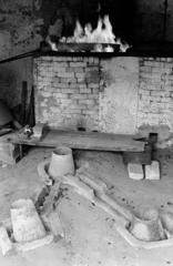 Magyarország, Őrbottyán, Gombos Lajos harangöntő mester műhelye., 1981, Szebeni András, kemence, fazekas, tűz, Fortepan #304102
