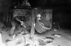 Magyarország, Őrbottyán, Gombos Lajos harangöntő mester műhelye., 1981, Szebeni András, kemence, vesszőkosár, Fortepan #304105