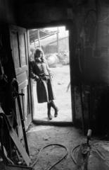 Magyarország, Őrbottyán, Gombos Lajos harangöntő mester műhelye., 1981, Szebeni András, ajtóban állás, Fortepan #304108