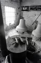 Magyarország, Őrbottyán, Gombos Lajos harangöntő mester műhelye., 1981, Szebeni András, fújtató, harang, Fortepan #304114