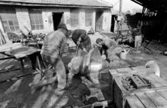 Magyarország, Őrbottyán, Gombos Lajos harangöntő mester műhelye., 1981, Szebeni András, harangöntő, Fortepan #304115