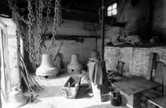 Magyarország, Őrbottyán, Gombos Lajos harangöntő mester műhelye., 1981, Szebeni András, műhely, harangöntő, Fortepan #304118