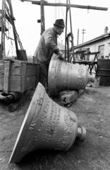 Magyarország, Őrbottyán, Gombos Lajos harangöntő mester műhelye., 1981, Szebeni András, kihalt mesterség, felirat, harang, Fortepan #304124