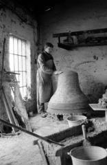 Magyarország, Őrbottyán, Gombos Lajos harangöntő mester műhelye., 1981, Szebeni András, harangöntő, Fortepan #304128