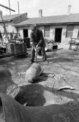 Magyarország, Őrbottyán, Gombos Lajos harangöntő mester műhelye., 1981, Szebeni András, Fortepan #304129