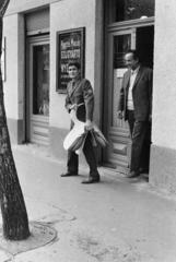 Magyarország, Budapest IV., Templom utca, Pánczél Miklós szíjgyártó és nyeregkészítő műhelye., 1981, Szebeni András, Budapest, üzletportál, lószerszám, szíjgyártó, Fortepan #304142