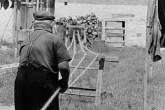 Magyarország, Tapolca, kötélgyártó / kötélverő., 1981, Szebeni András, kötélgyártó, Fortepan #304146