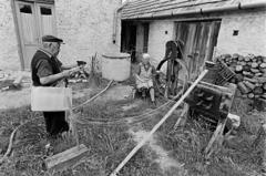 Magyarország, Tapolca, kötélgyártó / kötélverő., 1981, Szebeni András, kihalt mesterség, házaspár, kútgyűrű, kötélgyártó, Fortepan #304149