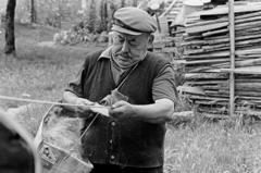Magyarország, Tapolca, kötélgyártó / kötélverő., 1981, Szebeni András, idős ember, kötélgyártó, Fortepan #304150