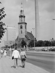 Németország, Berlin, Kelet-Berlin, Karl-Liebknecht-Strasse, Marienkirche, háttérben a TV torony., 1976, Németh Tamás, tévétorony, NDK, Kelet-Berlin, Fortepan #30427