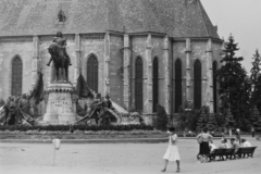 Romania,Transylvania, Cluj-Napoca, Fő tér, Hunyadi Mátyás emlékműve és a Szent Mihály-templom., 1985, Németh Tamás, church, monument, King Mathias portrayal, Fortepan #30432