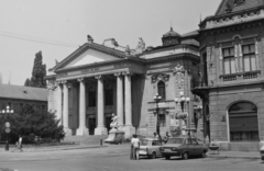 Romania,Transylvania, Oradea, Bémer tér (Piata Regele Ferdinand I), Szigligeti színház., 1985, Németh Tamás, Trabant-brand, road signs, theater, Dacia-brand, Fellner and Helmer-design, pediment, Fortepan #30438