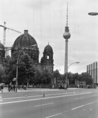 Németország, Berlin, Kelet-Berlin, Múzeum-sziget, Berlini dóm, háttérben a TV torony., 1976, Németh Tamás, tévétorony, NDK, Kelet-Berlin, székesegyház, Hermann Henselmann-terv, Julius Carl Raschdorff-terv, Fortepan #30454