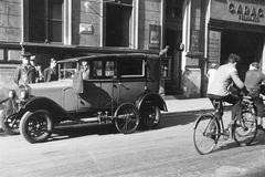 1937, Inkey Tibor, Best of, looking back, taxi meter, taxicab, measuring, dental technican, garage, instrument, bicycle, enamel sign, Fortepan #304581