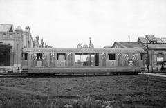 Magyarország, Dunakeszi, a Szent Jobbot szállító szerelvény, az Aranyvonat díszkocsija a MÁV Dunakeszi Főműhelyének nagycsarnoka előtt., 1938, Inkey Tibor, Fortepan #304589