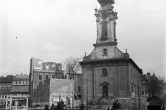 Magyarország, Tabán, Budapest I., Szent Demeter szerb templom, balra a bontási területen a lelkészi hivatal és mögötte az Attila út / körút 51. szám alatt, a budai szerb egyházközösség bérpalotájának Görög utca felőli homlokzata látható.
, 1938, Inkey Tibor, Budapest, Fortepan #304682