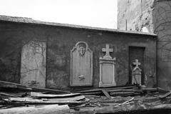 Magyarország, Tabán, Budapest I., a Szent Demeter szerb templom kertjének falán lévő sírkövek, a felvétel a környező épületek bontásakor készült, 1938, Inkey Tibor, Budapest, Fortepan #304683