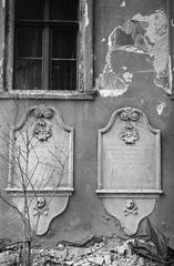 Magyarország, Tabán, Budapest I., a Szent Demeter szerb templom kertje, a lelkészi hivatal oldalfalán lévő sírkövek, a felvétel az épület bontásakor készült, 1938, Inkey Tibor, Budapest, Fortepan #304684