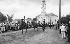 Magyarország, Mezőkövesd, Mátyás király út, lovas felvonulók matyó népviseletben, háttérben a a Szent László-templom., 1938, Inkey Tibor, Fortepan #304754