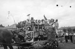 Magyarország, Mezőkövesd, Mátyás király út, matyó népviseletben felvonuló fiatalok., 1938, Inkey Tibor, Best of, lovaskocsi, Fortepan #304755