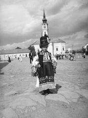 Magyarország, Mezőkövesd, Szent László tér, fiú matyó népviseletben, háttérben a Szent László-templom., 1938, Inkey Tibor, Fortepan #304759