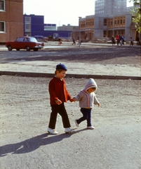 Magyarország, Újpalota, Budapest XV., a Nyírpalota (Hevesi Gyula) út és a Zsókavár utca között., 1974, Wein Sarolta, színes, szovjet gyártmány, lakótelep, Moszkvics-márka, gyerekek, automobil, Budapest, iskola, Fortepan #30517