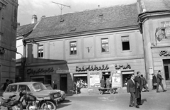 Magyarország, Pécs, Ferencesek utcája (Sallai utca) 6., a Jókai térről nézve., 1968, Fortepan, cégtábla, csehszlovák gyártmány, szovjet gyártmány, motorkerékpár, utcakép, Moszkvics-márka, talicska, automobil, Moszkvics 408, Velorex-márka, Csepel Pannonia, Fortepan #30612