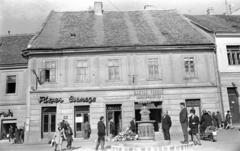 Magyarország, Pécs, Ferencesek utcája (Sallai utca) 4., előtte a Jókai téren a Zsolnay centenáriumi emlékkút., 1968, Fortepan, cégtábla, motorkerékpár, Jawa Tatran 125, Fortepan #30613