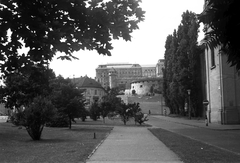 Magyarország, Budapest I., Attila út, jobbra az Alexandriai Szent Katalin-templom, háttérben a Buzogány-torony és a Ferdinánd-kapu., 1970, Lengyel Tamás, Budapest, Fortepan #30619