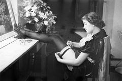 1936, Inkey Tibor, leggings, tiring-room, pantyhose, erotica, Fortepan #306294